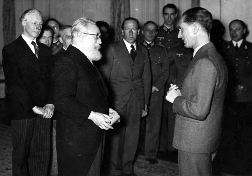 Als leider van een Vlaamse artistieke delegatie op bezoek in Duitsland ontmoet Albert Servaes op 11 december 1940 de minister van Propaganda Joseph Goebbels. (CegeSoma, 33342)