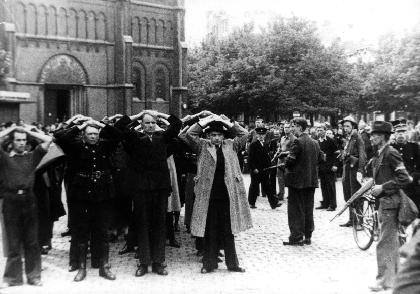 Aanhouding van vermeende collaborateurs in Antwerpen door leden van het verzet, 4 september 1944. (CegeSoma, 28413)