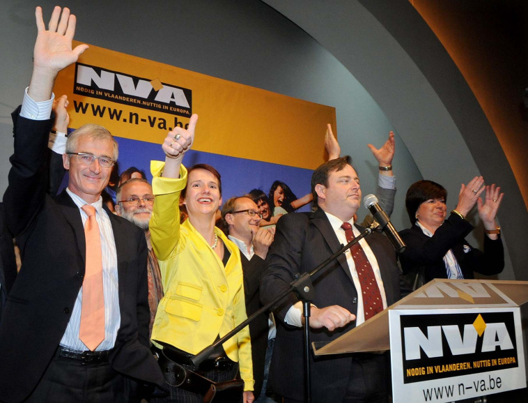 Bij de regionale verkiezingen van 7 juni 2009 brak de Nieuw-Vlaamse Alliantie (N-VA) door met een onverwachte 13,1% van de stemmen. Van links naar rechts: Geert Bourgeois, Paul de Ridder, Helga Stevens, Ben Weyts, Bart de Wever, Frieda Brepoels. Foto N-VA.