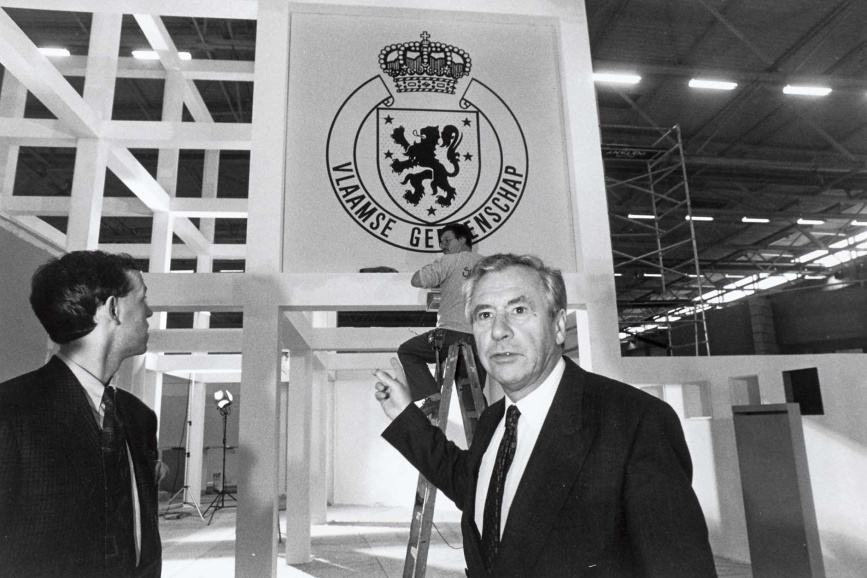 Gaston Geens, minister-president van een Vlaamse regering, bezoekt de opbouw van de stand van de Vlaamse Gemeenschap op Flanders Technology International, 1989. Foto Studio Dann. (ADVN, VFB1888/1)