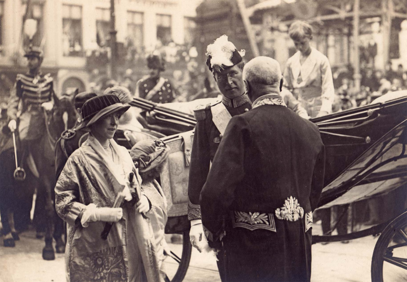 Ook de Waalse beweging roerde zich. Tijdens de blijde intreden van koning Albert I en koningin Elizabeth in Luik op 13 juli 1913 werd het koningspaar verwelkomd door demonstranten met de Waalse vlag en de kreet 'Vive la Wallonie'. (Archief Koninklijk Paleis)