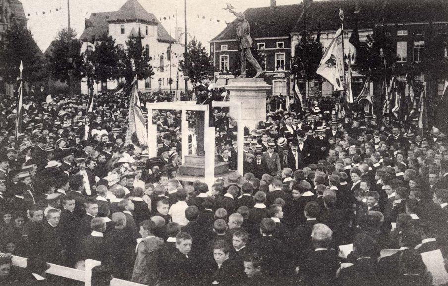 Inhuldiging van Rodenbachs standbeeld in Roeselare, 22 augustus 1909. (Universiteitsarchief KU Leuven, AMVS)