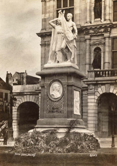 Standbeeld ter ere van Jan Frans Willems op het Sint-Baafsplein in Gent, ingehuldigd in 1899. Foto Edmond Sacré. (Stadsarchief Gent)