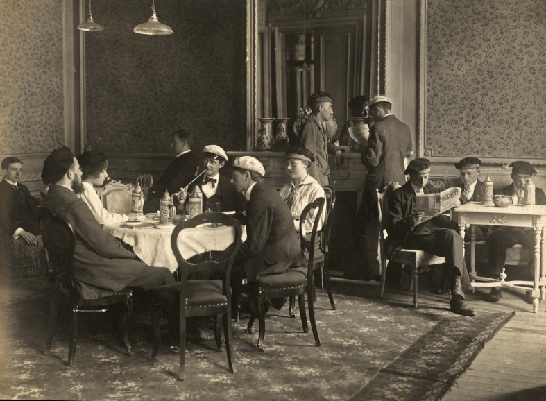 Leden van de activistische studentenvereniging Hou ende Trou in hun in 1918 geopende studentenhuis. (Universiteitsbibliotheek Gent)
