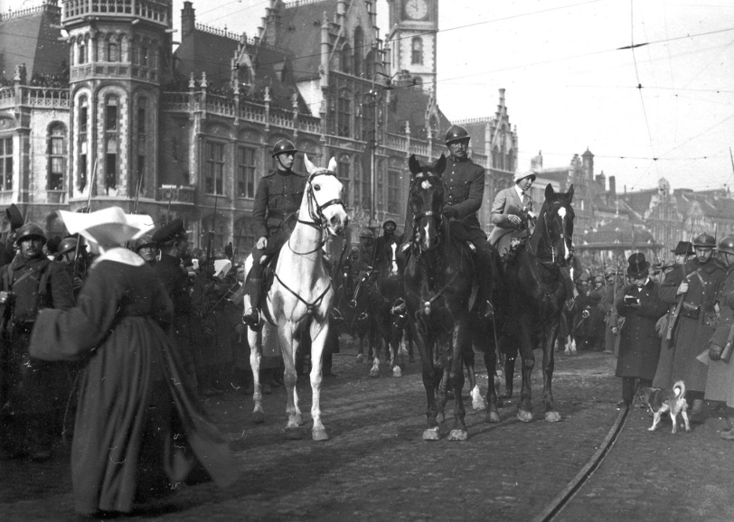 Op 13 november 1918 deden koning Albert I, koningin Elizabeth en kroonprins Leopold hun plechtige intrede in het bevrijde Gent. (Archief Koninklijk Paleis)
