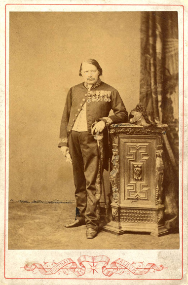 Hendrik Conscience in het uniform van arrondissementcommissaris, mei 1857. Foto Ferdinand Buyle. (Collectie Stad Antwerpen, Letterenhuis, tglhph4260)